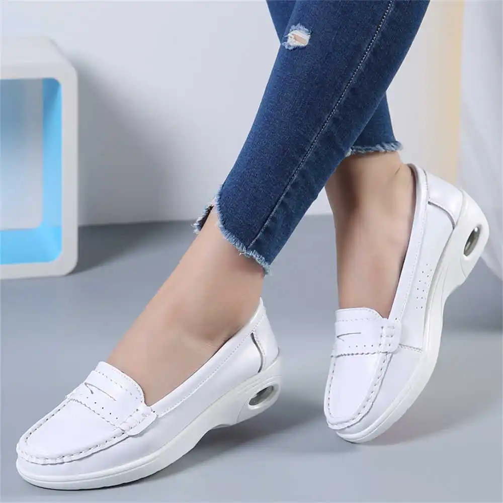 男性と女性のための厚いソールを備えた白いスライポントレーナー - Tech Accessories For College のレビューと価格